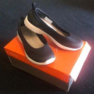Women’s Vionic Sky Sena shoes size US 6 with box